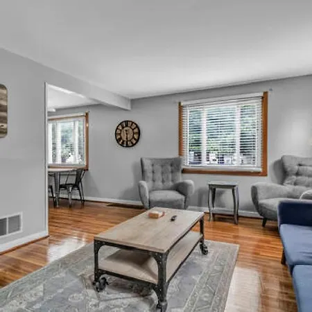Gorgeous 2 Queen Bedroom Lower Apartment In North Buffalo With Free Driveway Parking Exterior photo