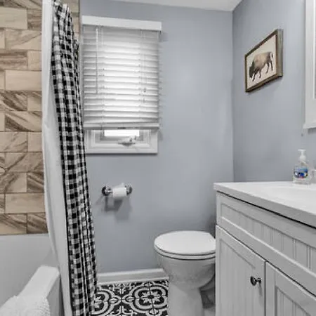 Gorgeous 2 Queen Bedroom Lower Apartment In North Buffalo With Free Driveway Parking Exterior photo