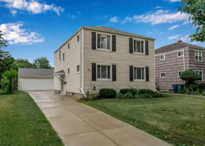 Gorgeous 2 Queen Bedroom Lower Apartment In North Buffalo With Free Driveway Parking