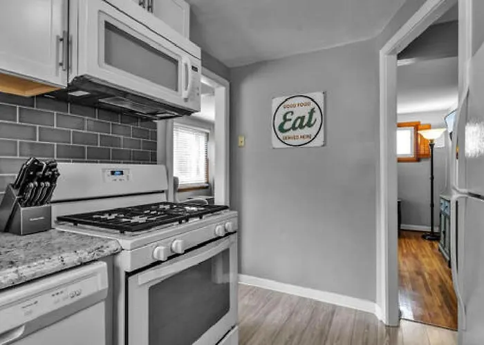 Gorgeous 2 Queen Bedroom Lower Apartment In North Buffalo With Free Driveway Parking