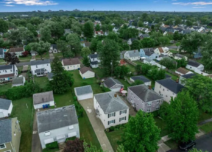Gorgeous 2 Queen Bedroom Lower Apartment In North Buffalo With Free Driveway Parking