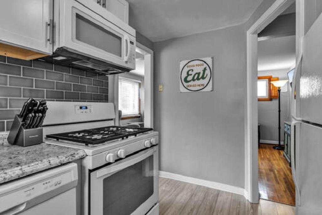 Gorgeous 2 Queen Bedroom Lower In North With Free Driveway Parking