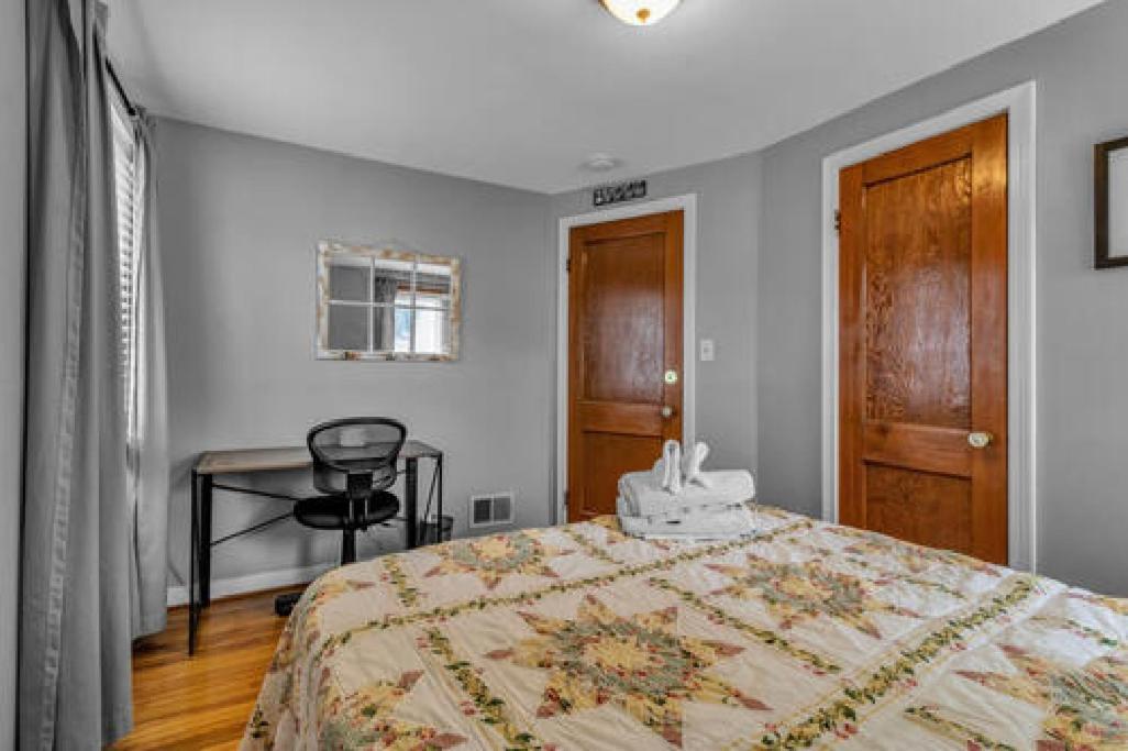 Gorgeous 2 Queen Bedroom Lower In North With Free Driveway Parking Apartment *
