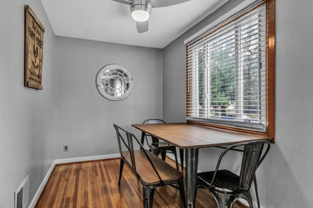 Gorgeous 2 Queen Bedroom Lower In North With Free Driveway Parking Apartment