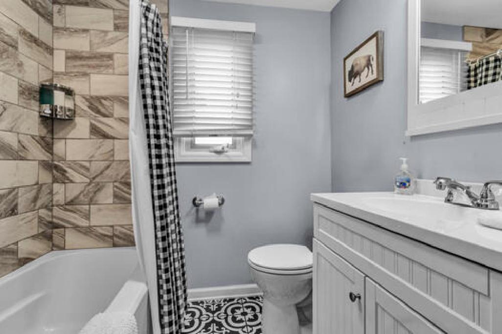 Apartment Gorgeous 2 Queen Bedroom Lower In North With Free Driveway Parking