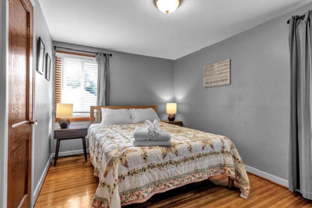 Gorgeous 2 Queen Bedroom Lower In North With Free Driveway Parking *