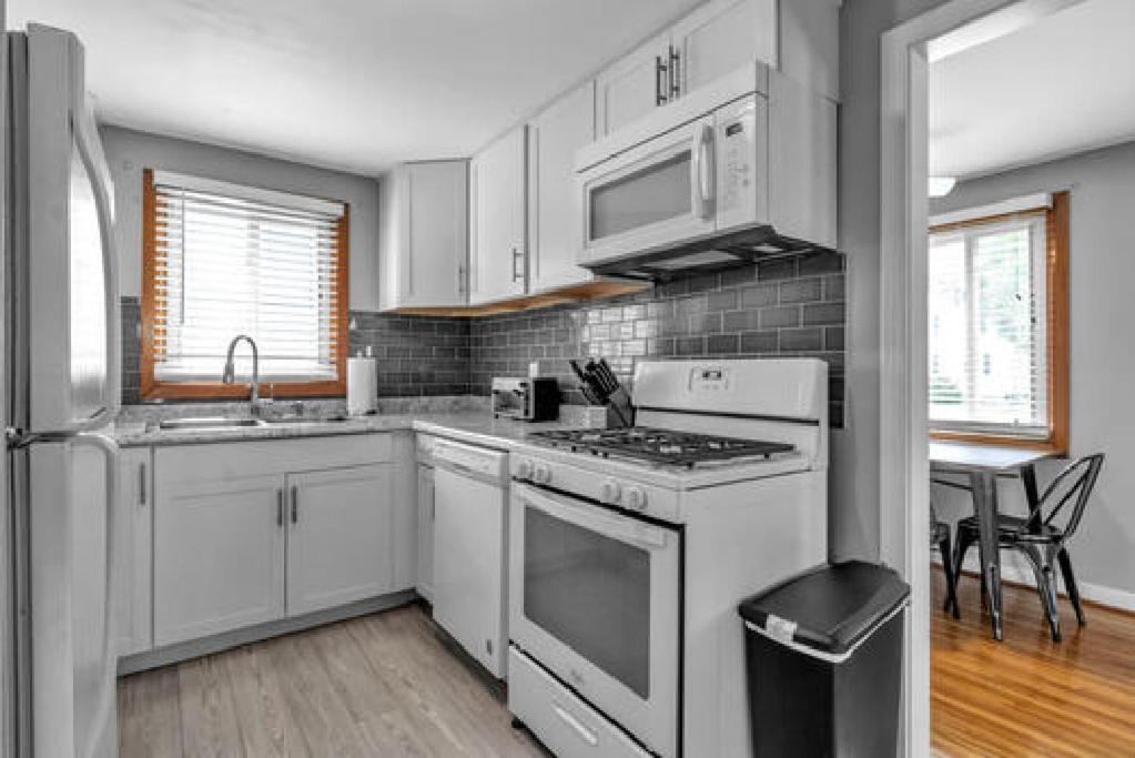 Gorgeous 2 Queen Bedroom Lower In North With Free Driveway Parking *