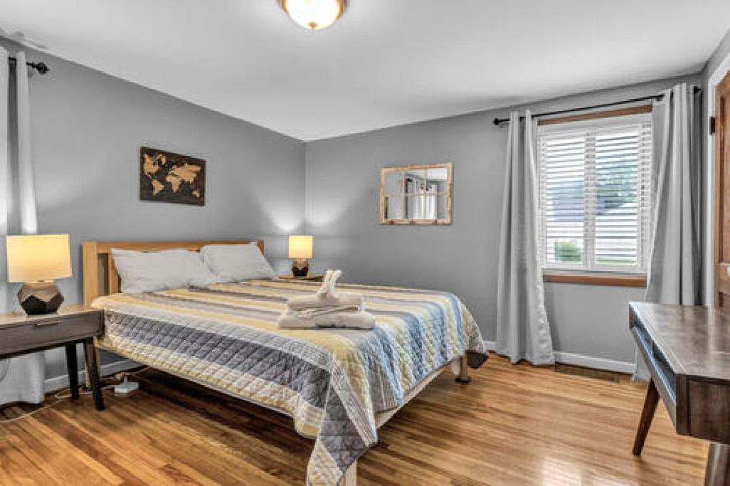 Gorgeous 2 Queen Bedroom Lower In North With Free Driveway Parking Apartment